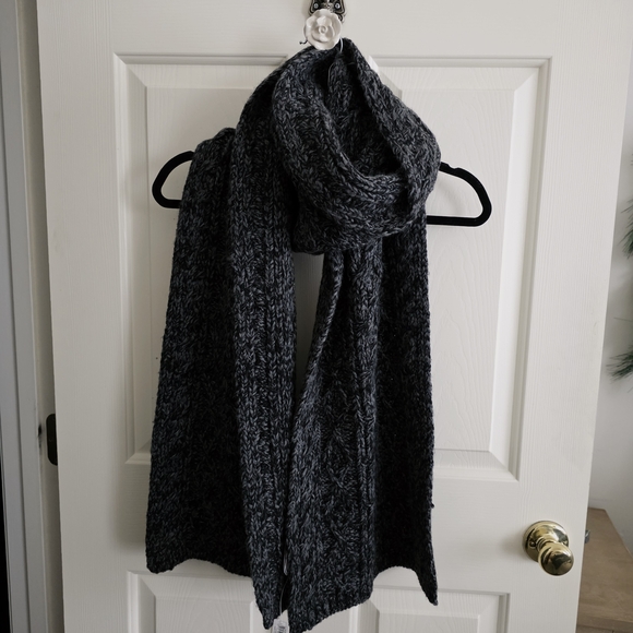 NWT Banana Republic Charcoal Cable Knit Scarf